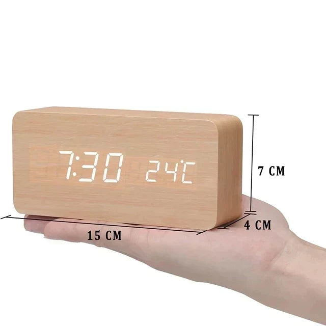 Houten LED-wekker met spraakbesturing en helderheidsregeling