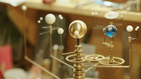 KosmosMaster Grand Orrery – Handgemaakt Zonnestelselmodel met 28 Manen en 9 Planeten