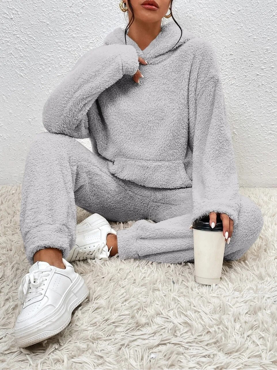 CozyTeddy Lounge Set – Warme Hoodie en Broek van Zachte Teddy-Stof met Kangoeroezak