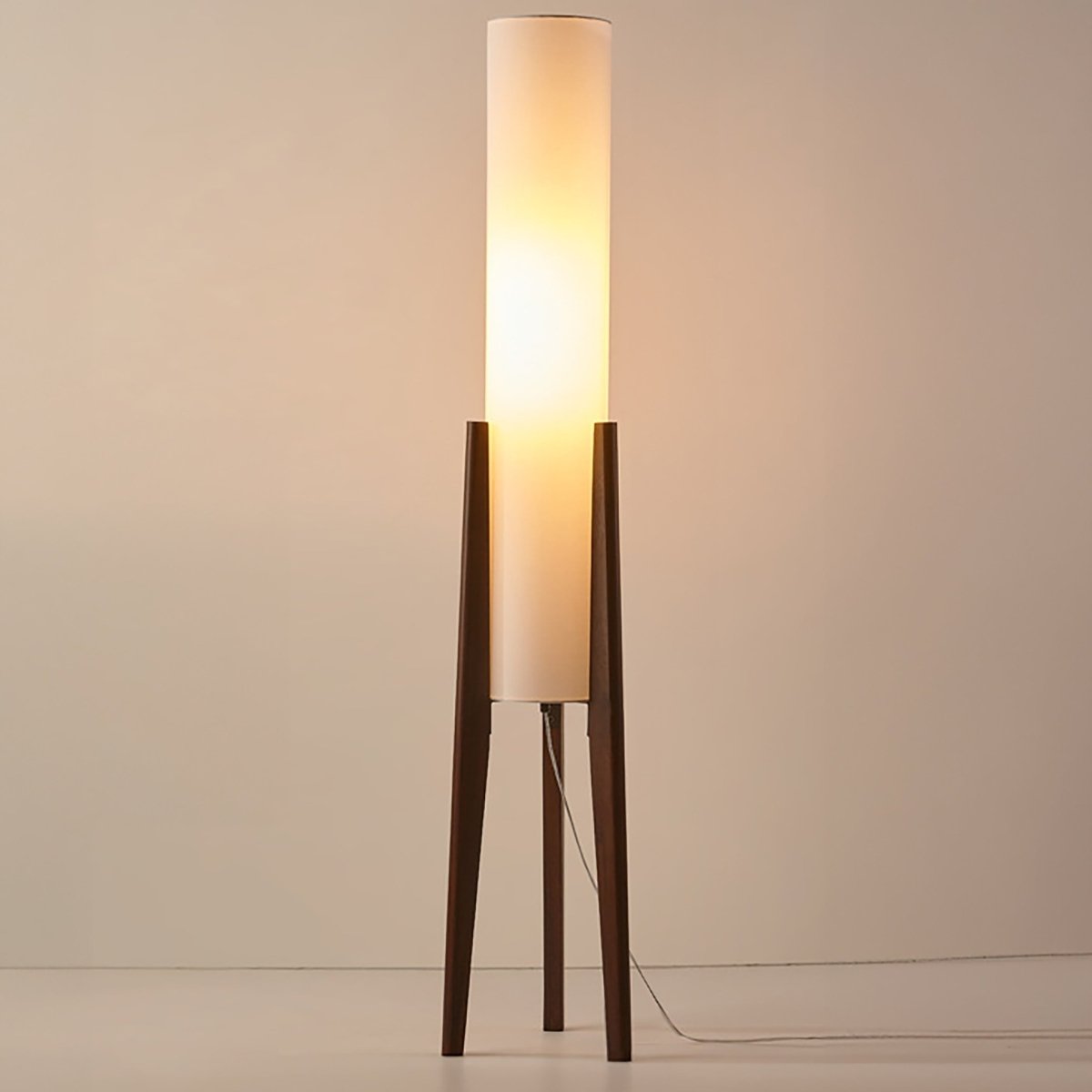 HoutLicht – Vloerlamp van Massief Walnoot met Stoffen Kap | Scandinavisch Design