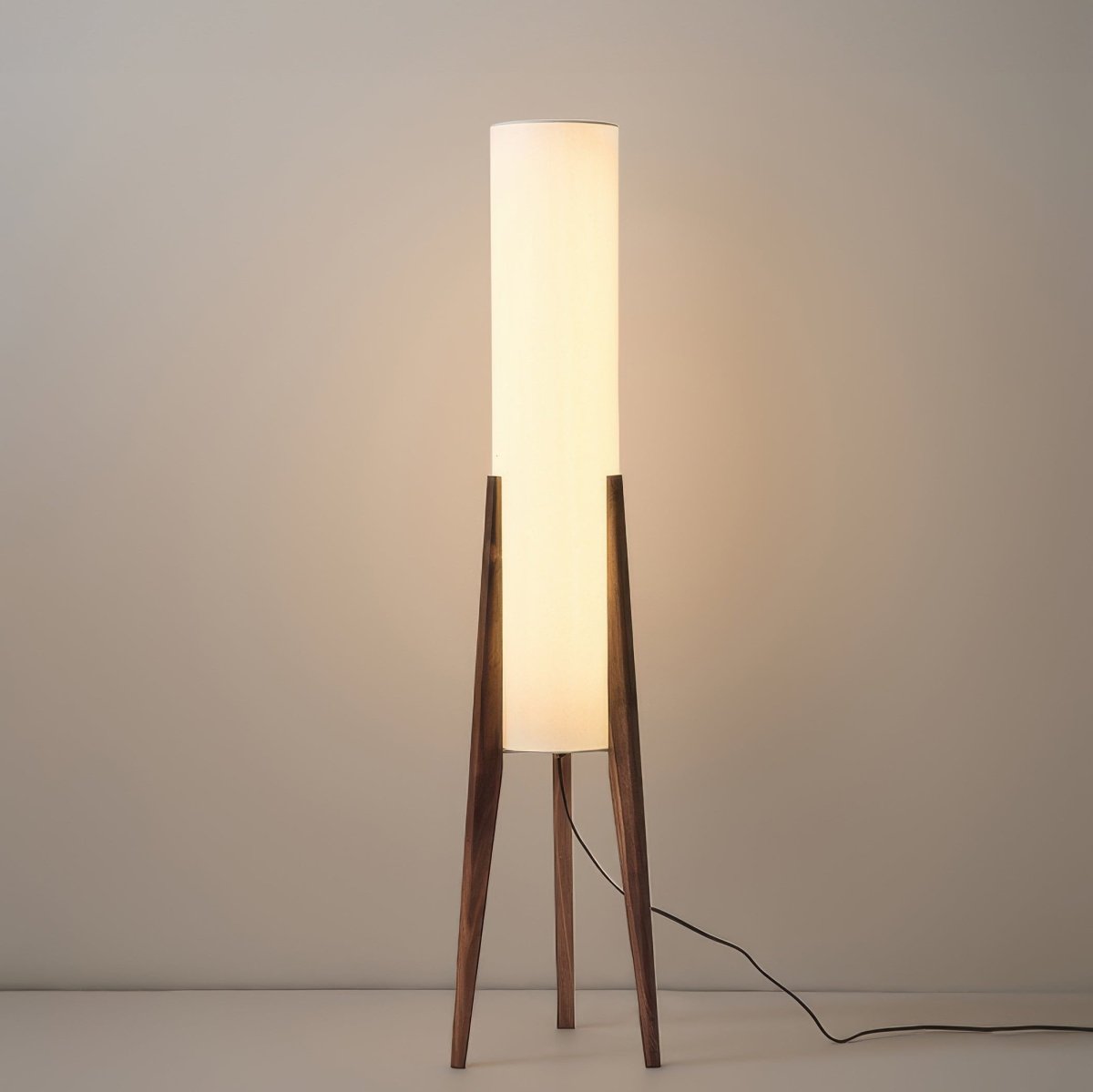 HoutLicht – Vloerlamp van Massief Walnoot met Stoffen Kap | Scandinavisch Design