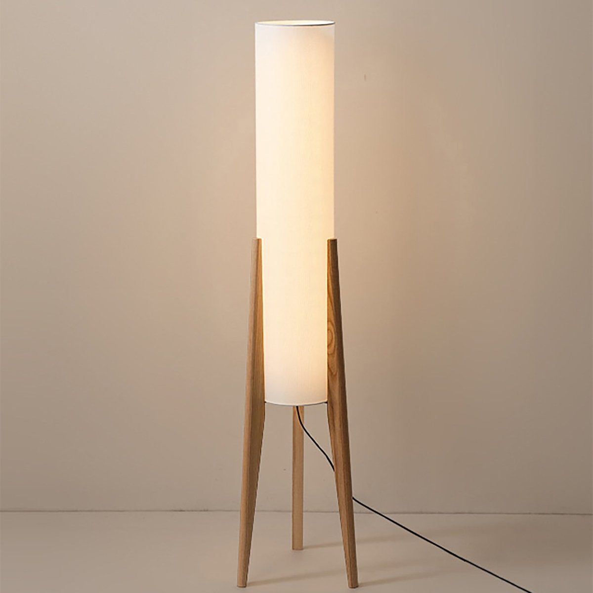 HoutLicht – Vloerlamp van Massief Walnoot met Stoffen Kap | Scandinavisch Design