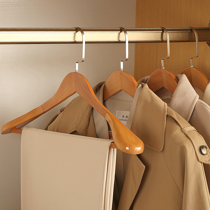 Premium Houten Kledinghangers met Metalen Details – Luxe Garderobe-Organizer