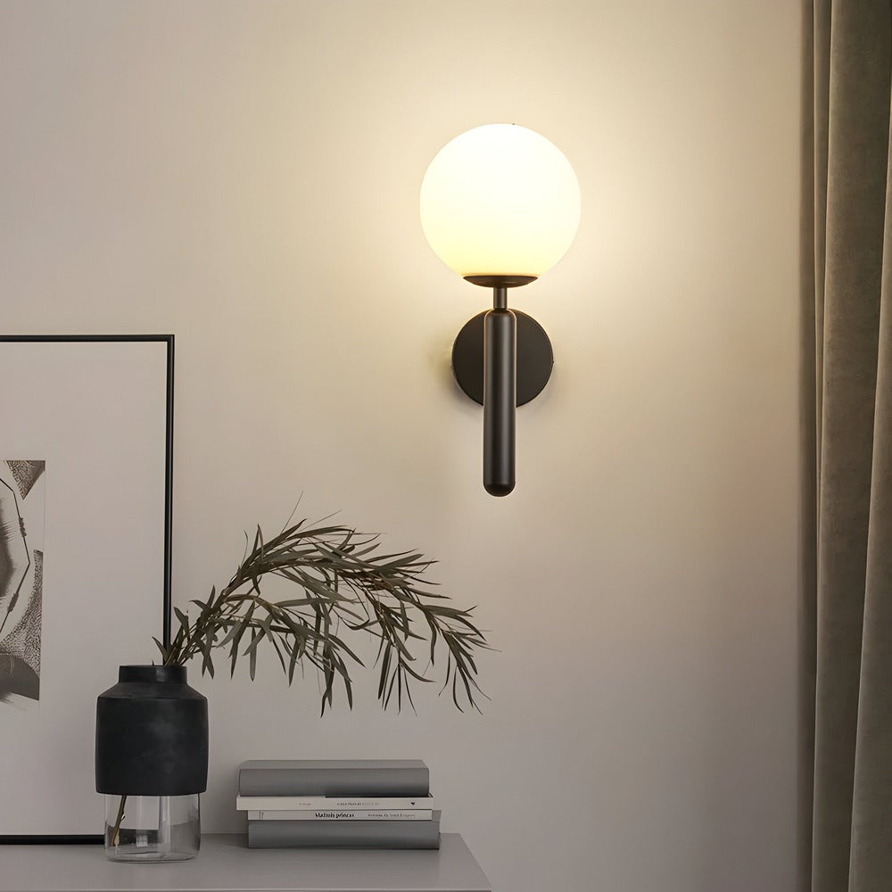 GlansBol Wandlamp – Warme Sfeermaker met Koperen Accenten