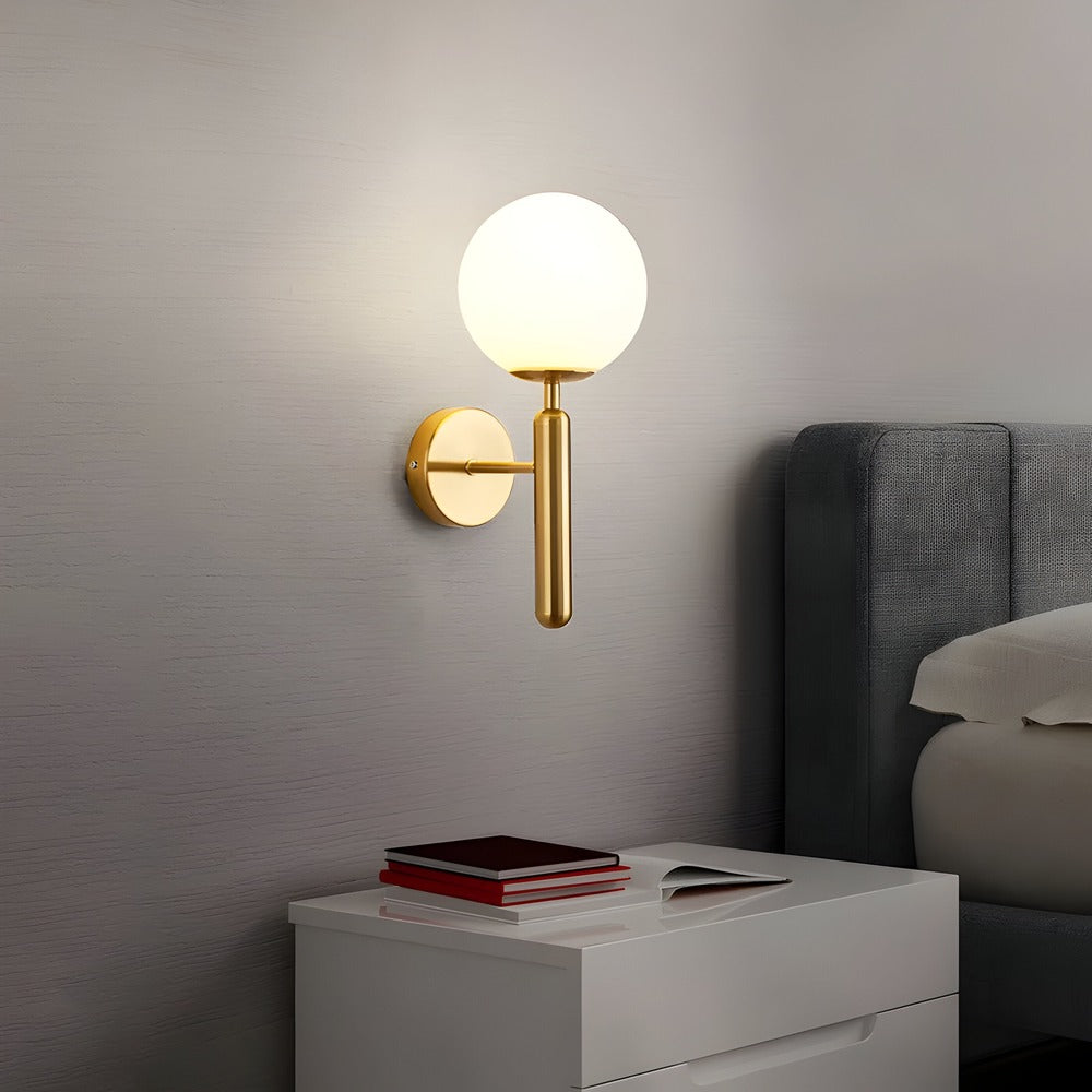 GlansBol Wandlamp – Warme Sfeermaker met Koperen Accenten