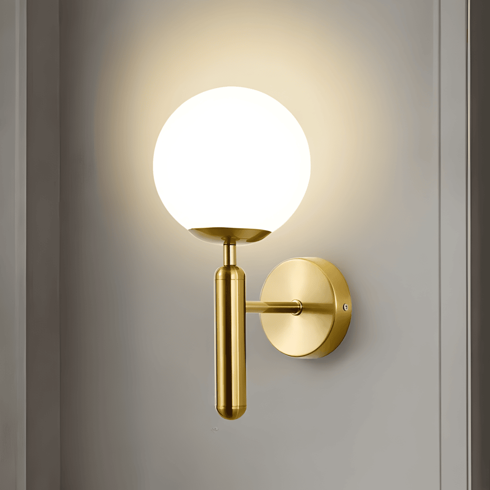 GlansBol Wandlamp – Warme Sfeermaker met Koperen Accenten