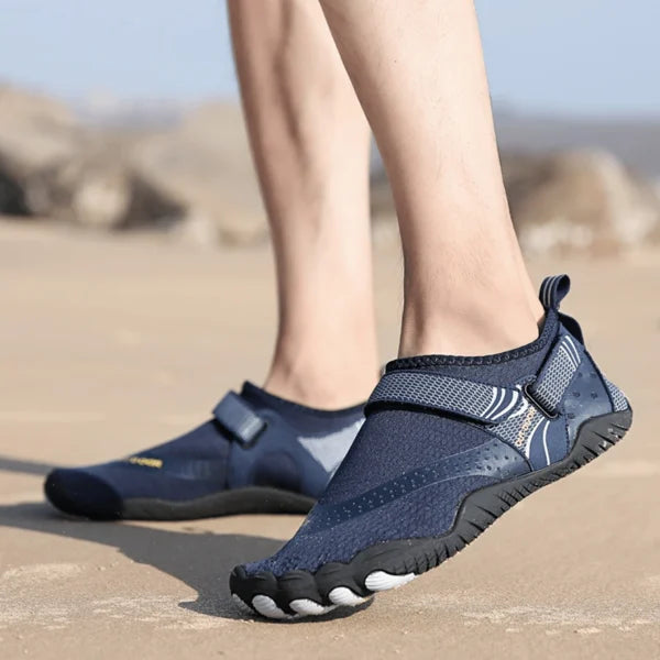 Orthopedische waterschoenen op blote voeten