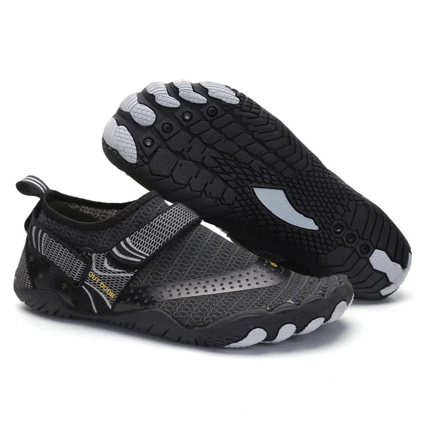 Orthopedische waterschoenen op blote voeten