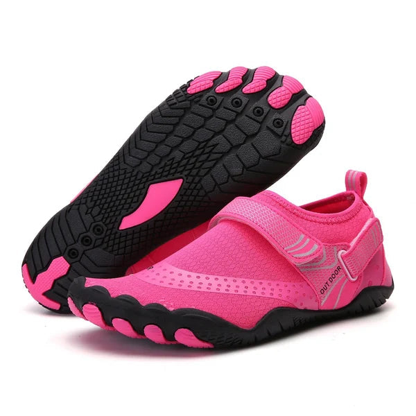 Orthopedische waterschoenen op blote voeten