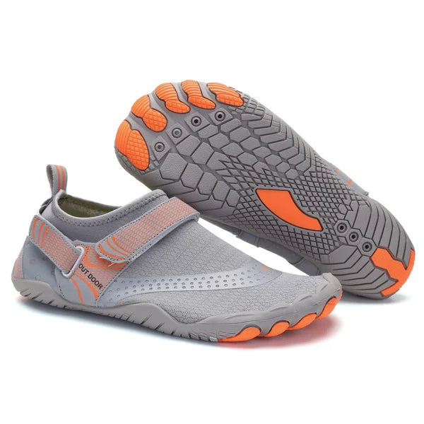 Orthopedische waterschoenen op blote voeten
