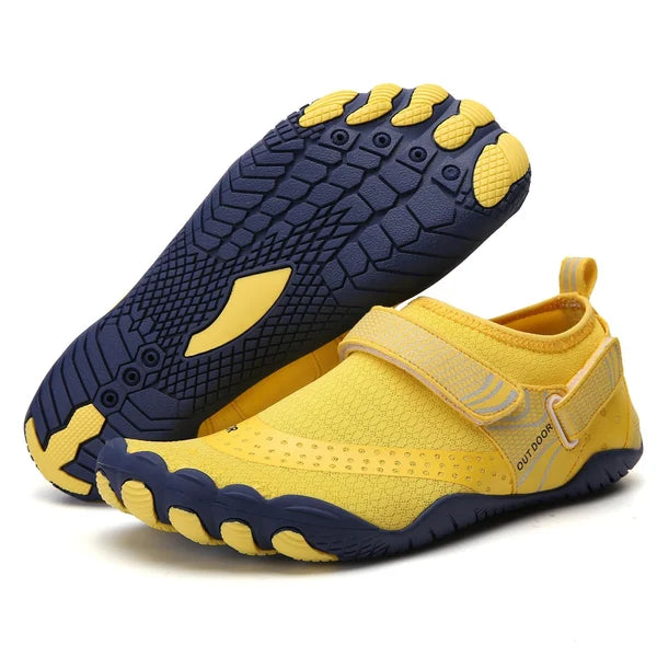 Orthopedische waterschoenen op blote voeten