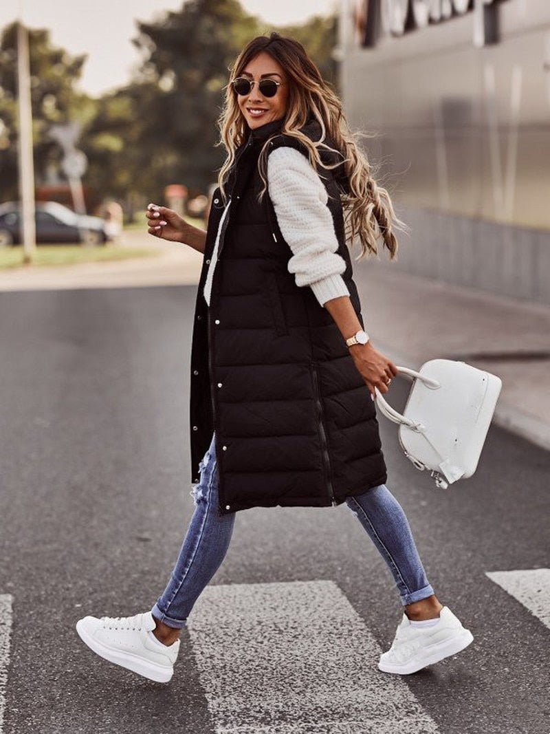Lange Gewatteerde Damesbodywarmer Merava – Stijlvolle Knielange Wintervest met Rits en Capuchon