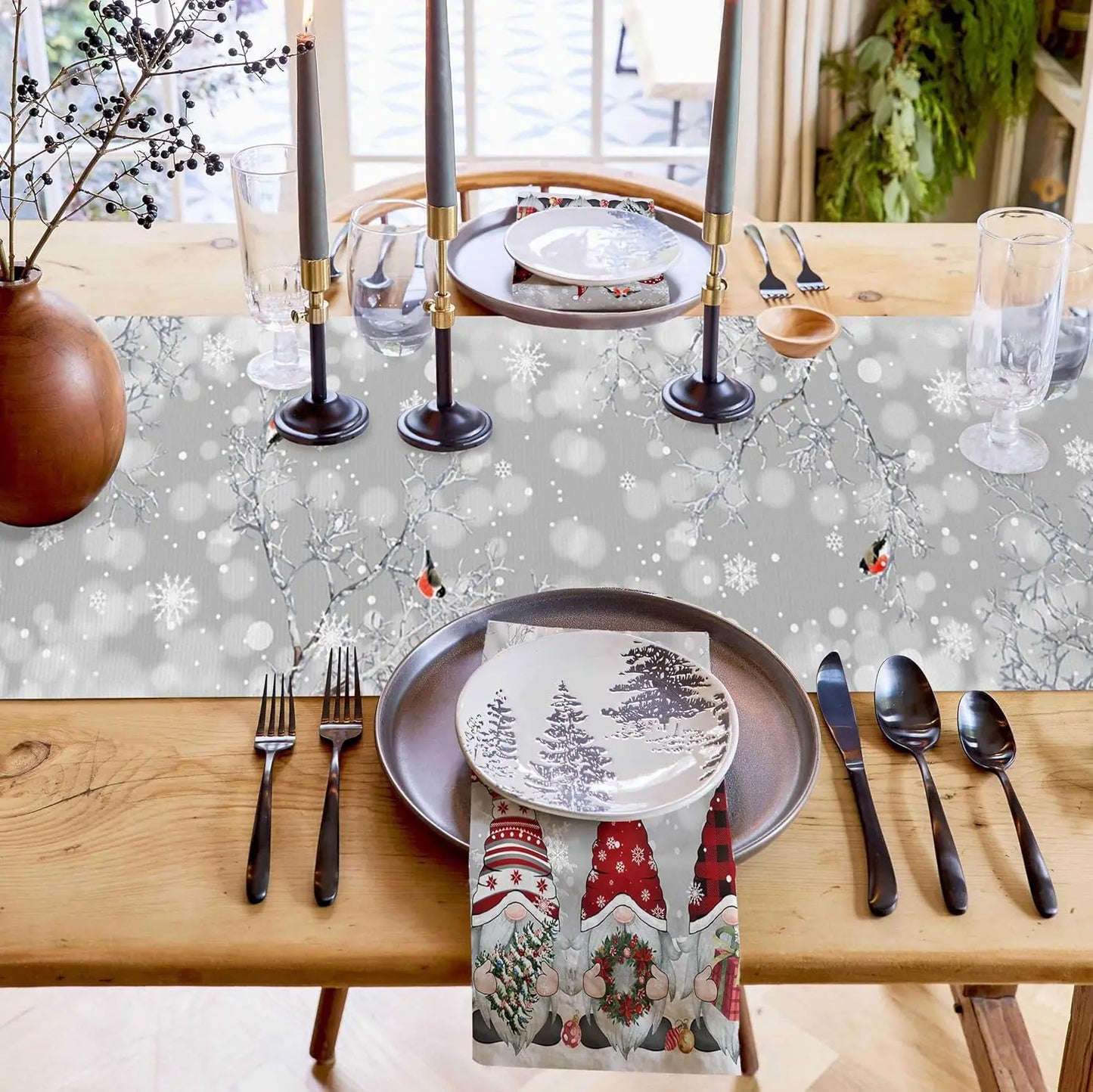 SneeuwKabouter Kerst Tafelloper – Luxe Linnen Tafelloper met Sneeuwvlok en Kabouterdesign