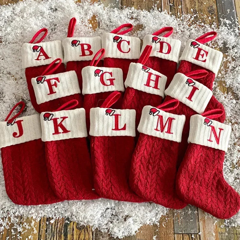 LetterJoy Gepersonaliseerde Kerstsok – Stoffen Kerstdecoratie met Initialen en Klassiek Ontwerp