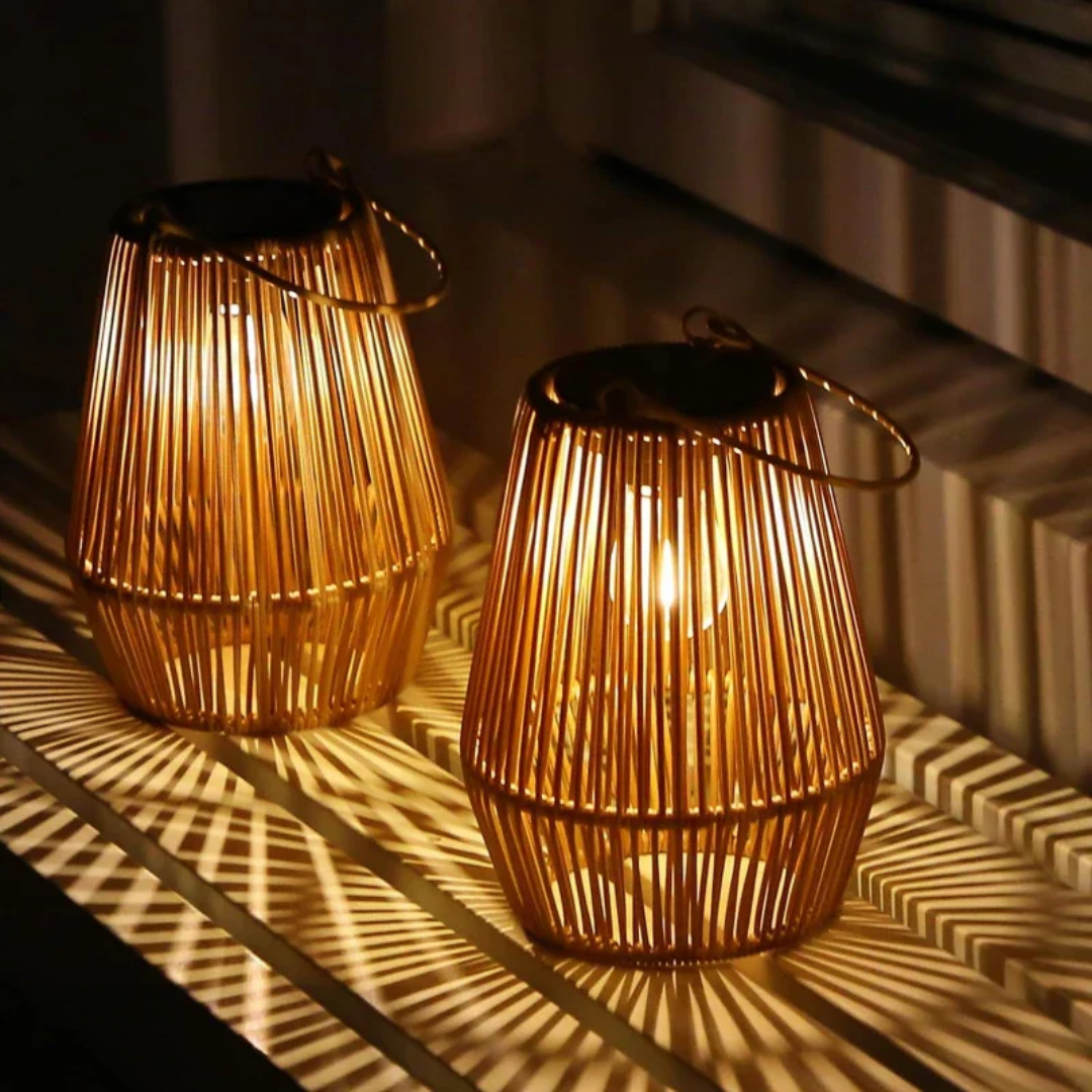 SunWeave Solar Lantaarn – Handgemaakte Rotan Buitenlamp op Zonne-energie
