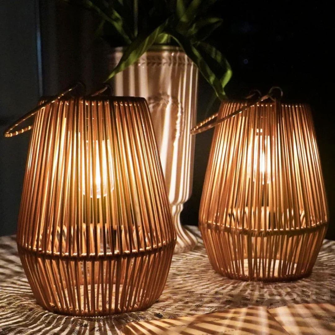 SunWeave Solar Lantaarn – Handgemaakte Rotan Buitenlamp op Zonne-energie
