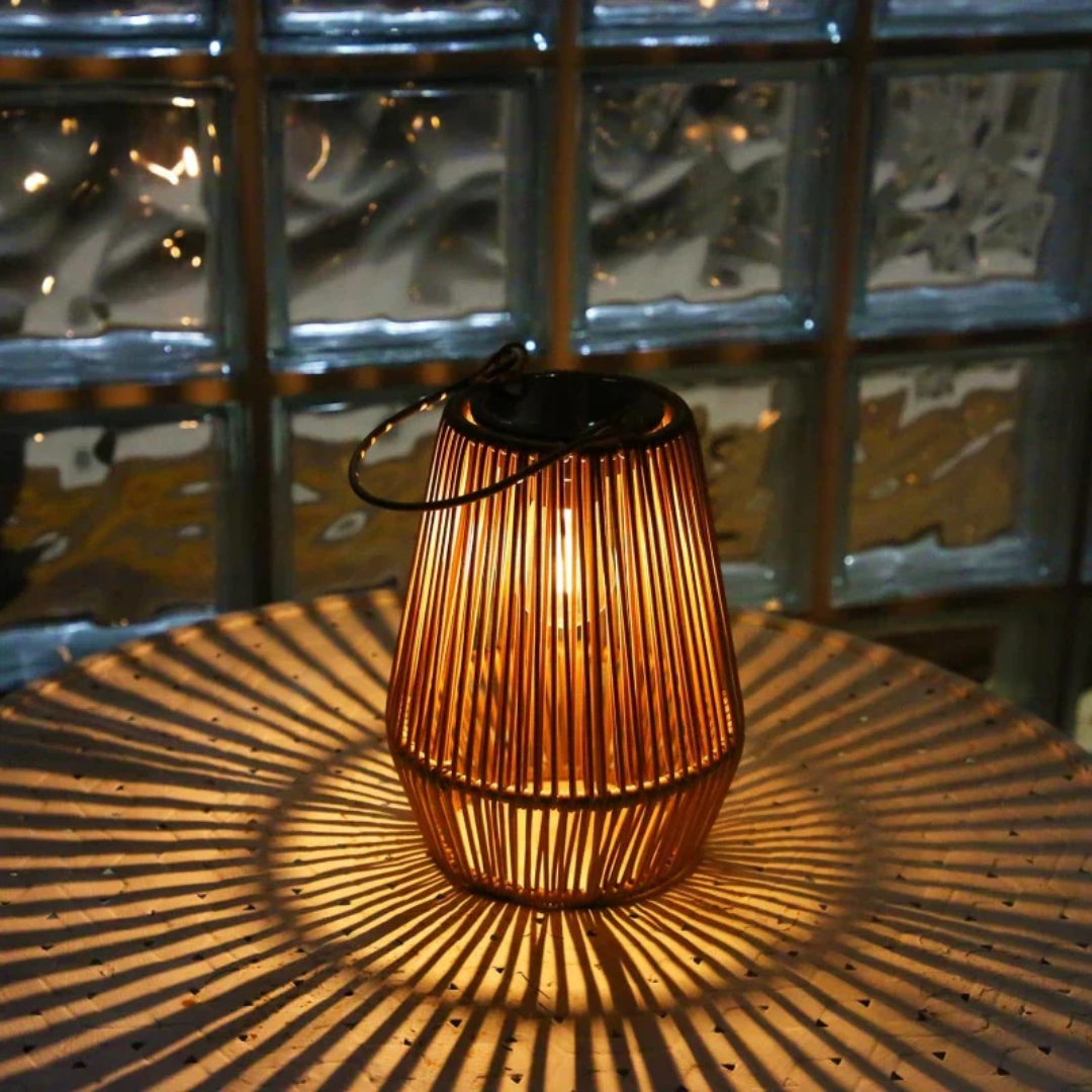 SunWeave Solar Lantaarn – Handgemaakte Rotan Buitenlamp op Zonne-energie