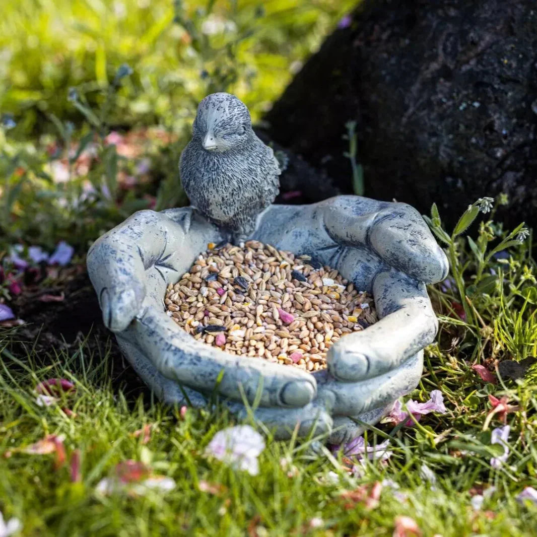 BirdHaven – Symbolische Vogelvoeder in Handvorm van Hars