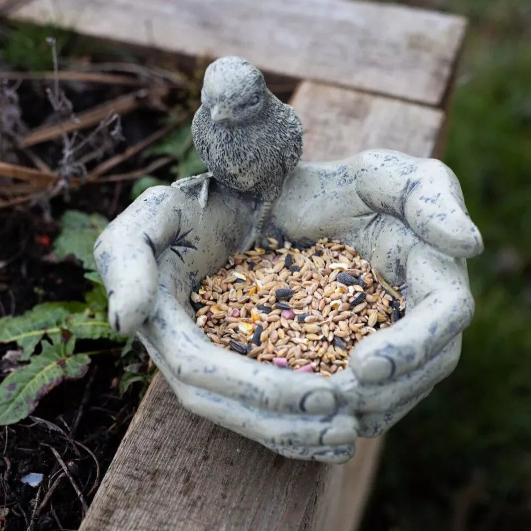BirdHaven – Symbolische Vogelvoeder in Handvorm van Hars