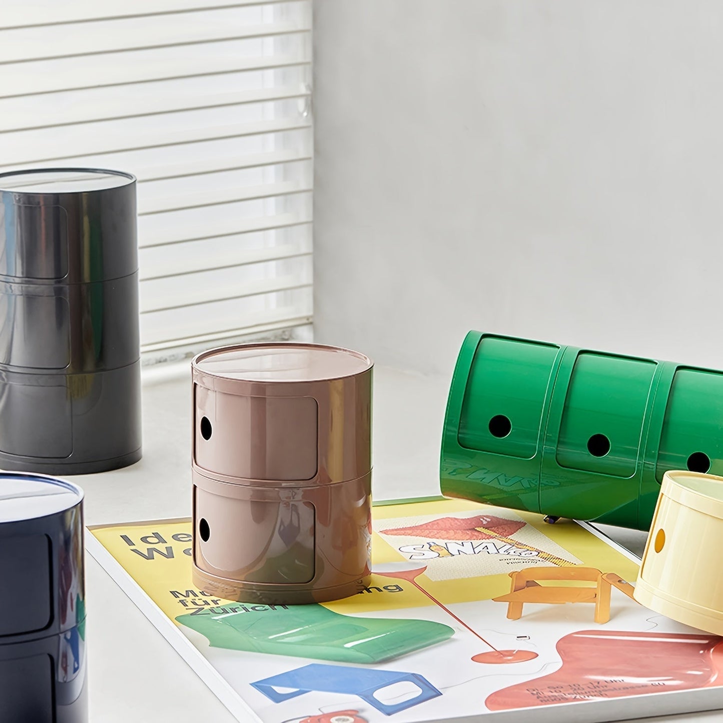 Ronde Nachtkast met Kunststof Lades en Modern Design