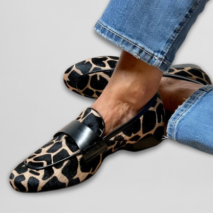 Gedurfde Damesloafers met Contrasterende Details – De Karaktervolle Stapper