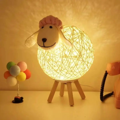 Schaap Nachtlamp met Geweven Kap en Houten Basis
