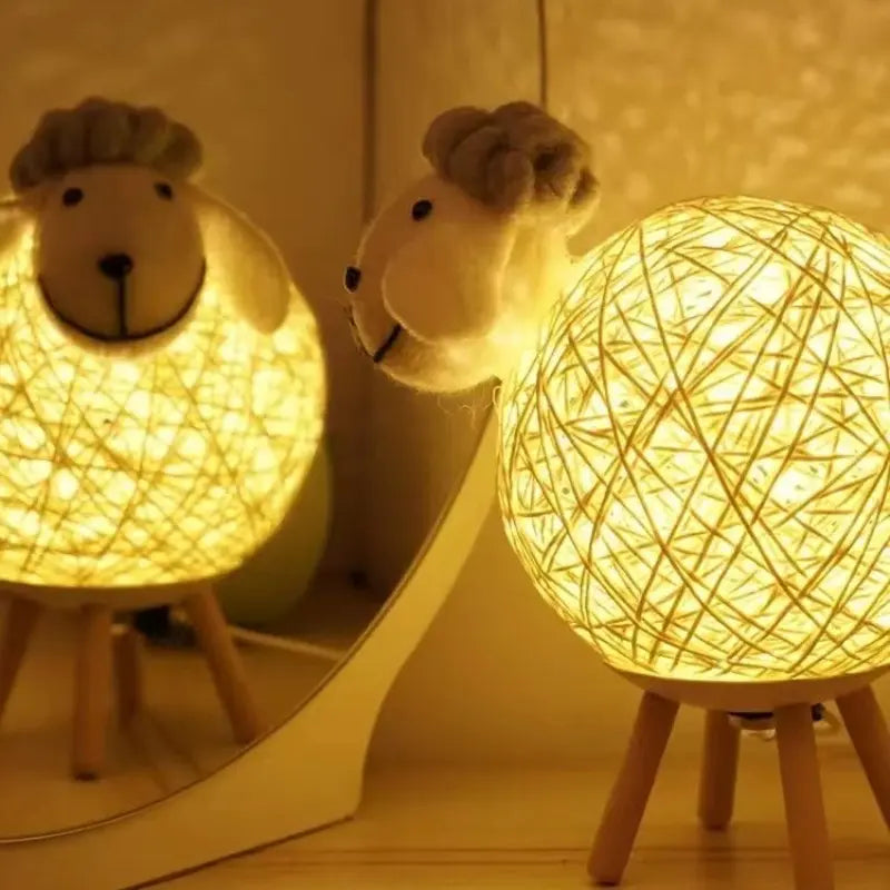 Schaap Nachtlamp met Geweven Kap en Houten Basis