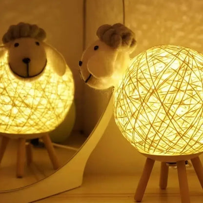 Schaap Nachtlamp met Geweven Kap en Houten Basis