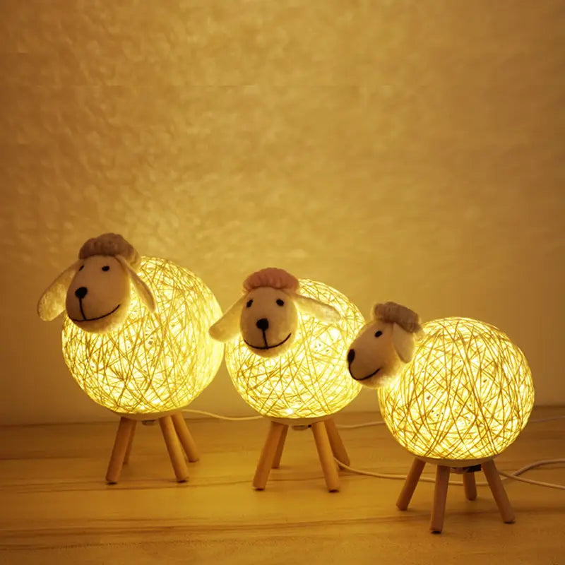Schaap Nachtlamp met Geweven Kap en Houten Basis