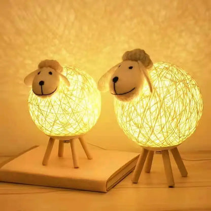 Schaap Nachtlamp met Geweven Kap en Houten Basis