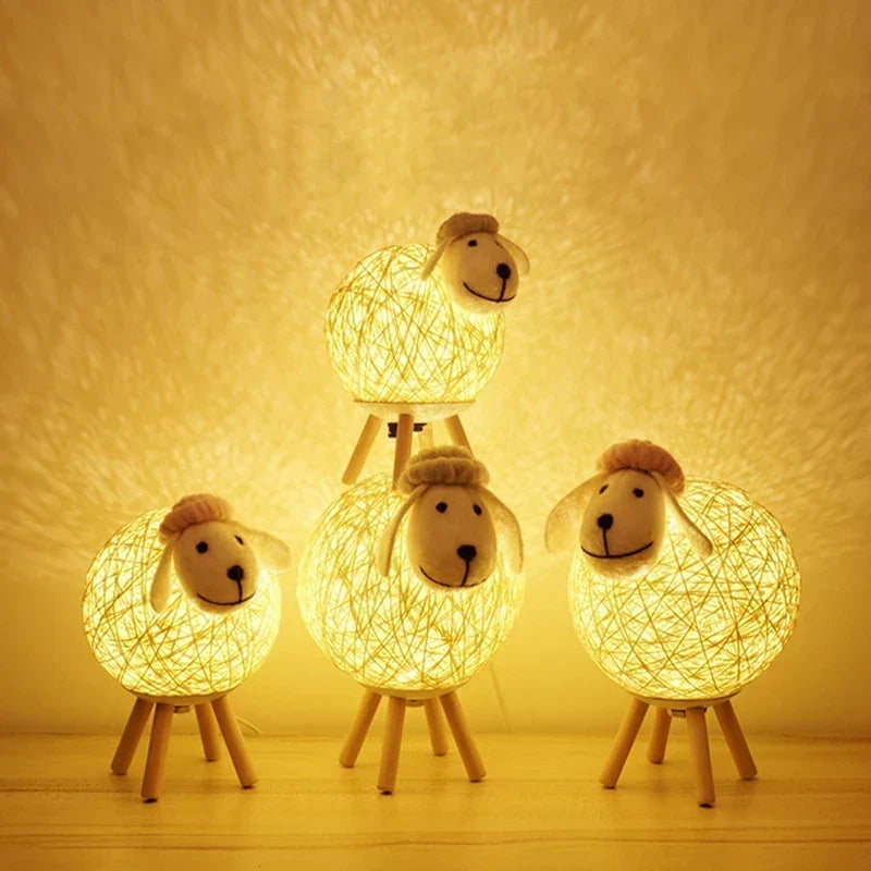 Schaap Nachtlamp met Geweven Kap en Houten Basis