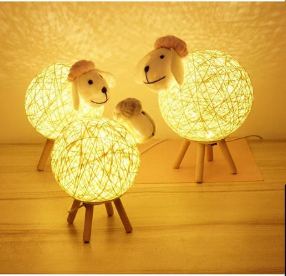 Schaap Nachtlamp met Geweven Kap en Houten Basis