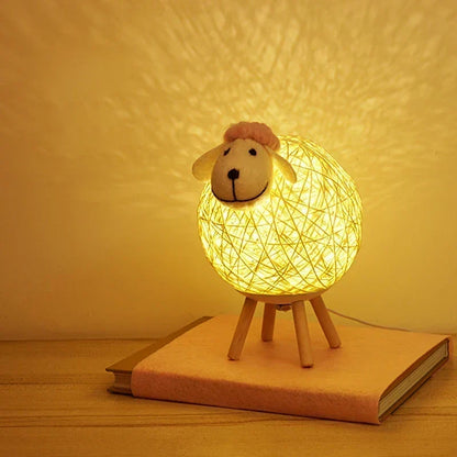Schaap Nachtlamp met Geweven Kap en Houten Basis