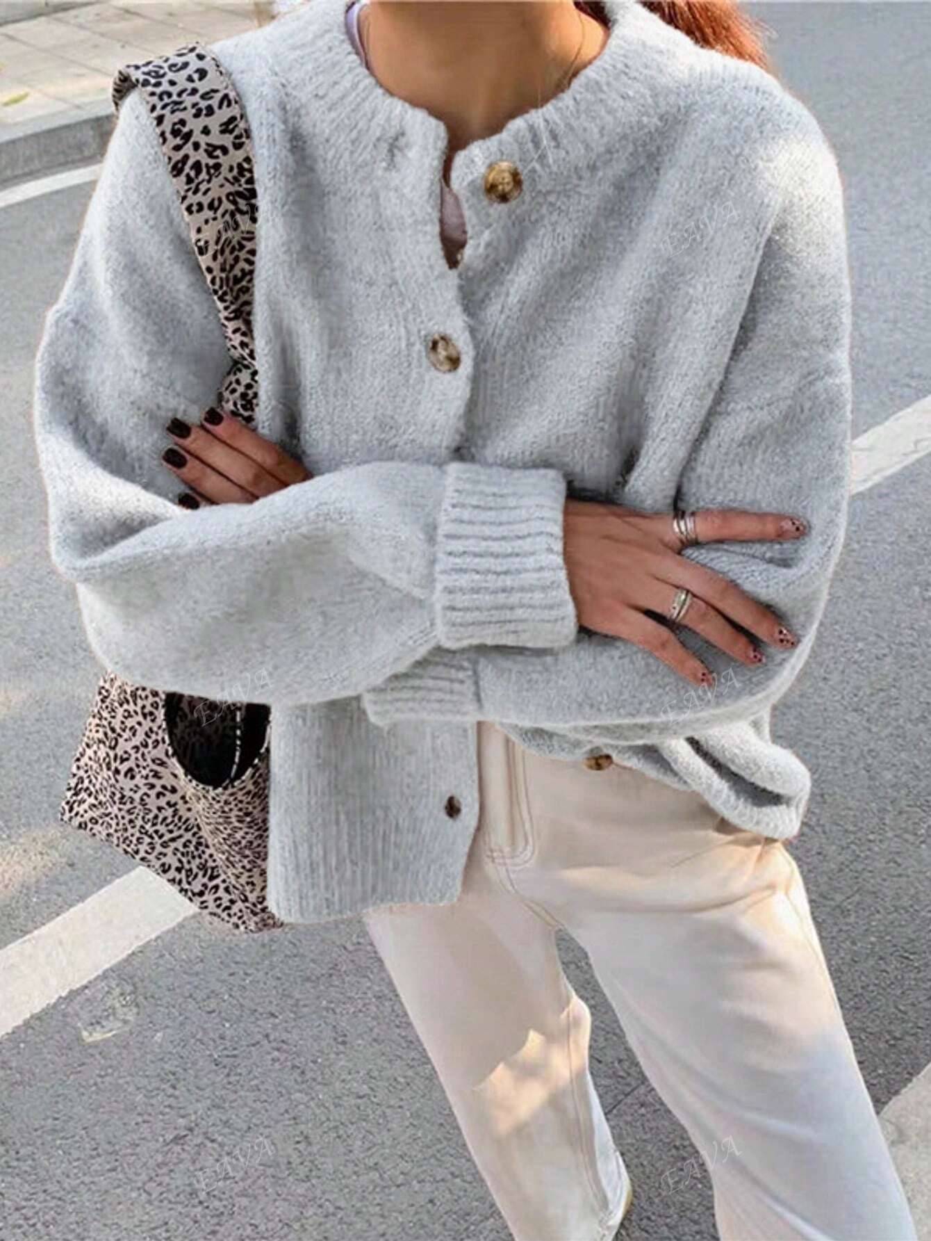 CozyKnoop Oversized Trui – Ronde Hals met Knopen en Comfortabele Pasvorm