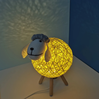 Schaap Nachtlamp met Geweven Kap en Houten Basis