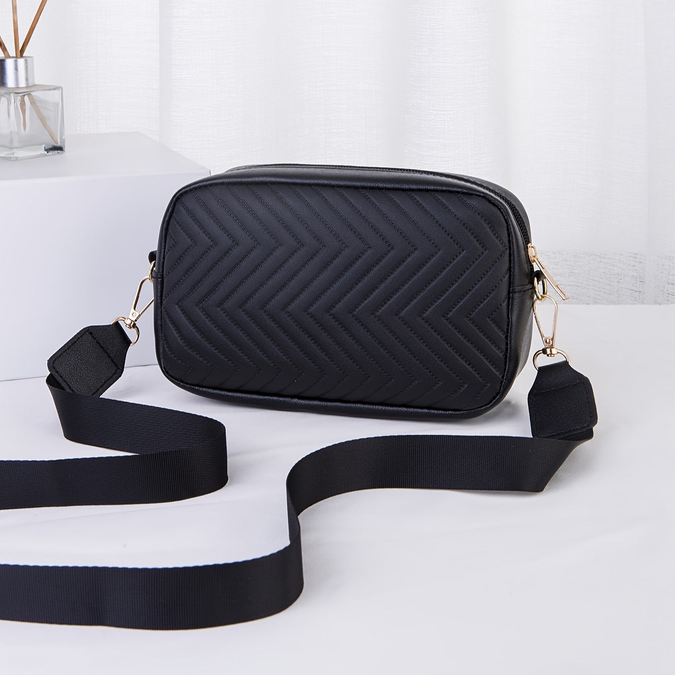 NoirGlitz Gewatteerde PU Messengerbag – Zwarte Elegante Schoudertas met Pailletten en Verwijderbare Band