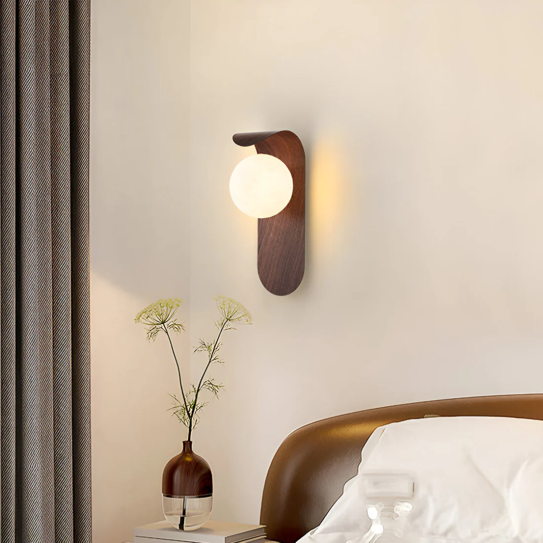 Scandinavische Houten Wandlamp met Glazen Bol – Zachte LED Wandverlichting