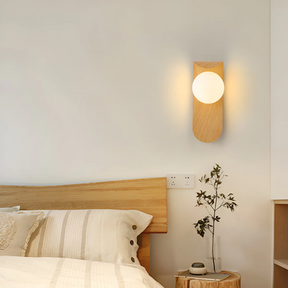 Scandinavische Houten Wandlamp met Glazen Bol – Zachte LED Wandverlichting