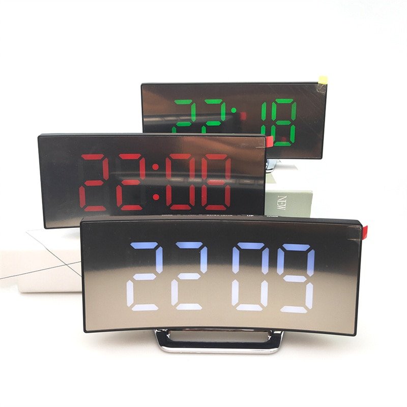 Digitale Wekker met Gebogen LED Scherm en Temperatuurweergave