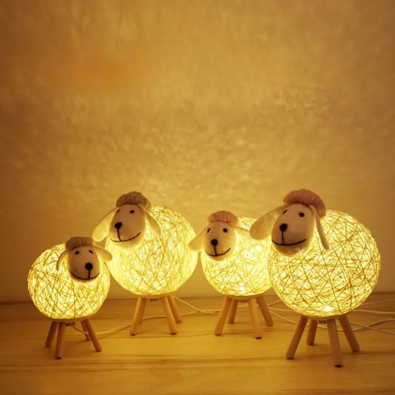 Schaap Nachtlamp met Geweven Kap en Houten Basis