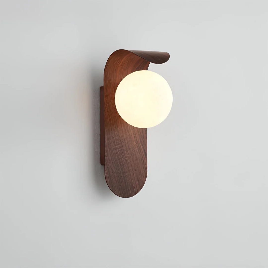 Scandinavische Houten Wandlamp met Glazen Bol – Zachte LED Wandverlichting