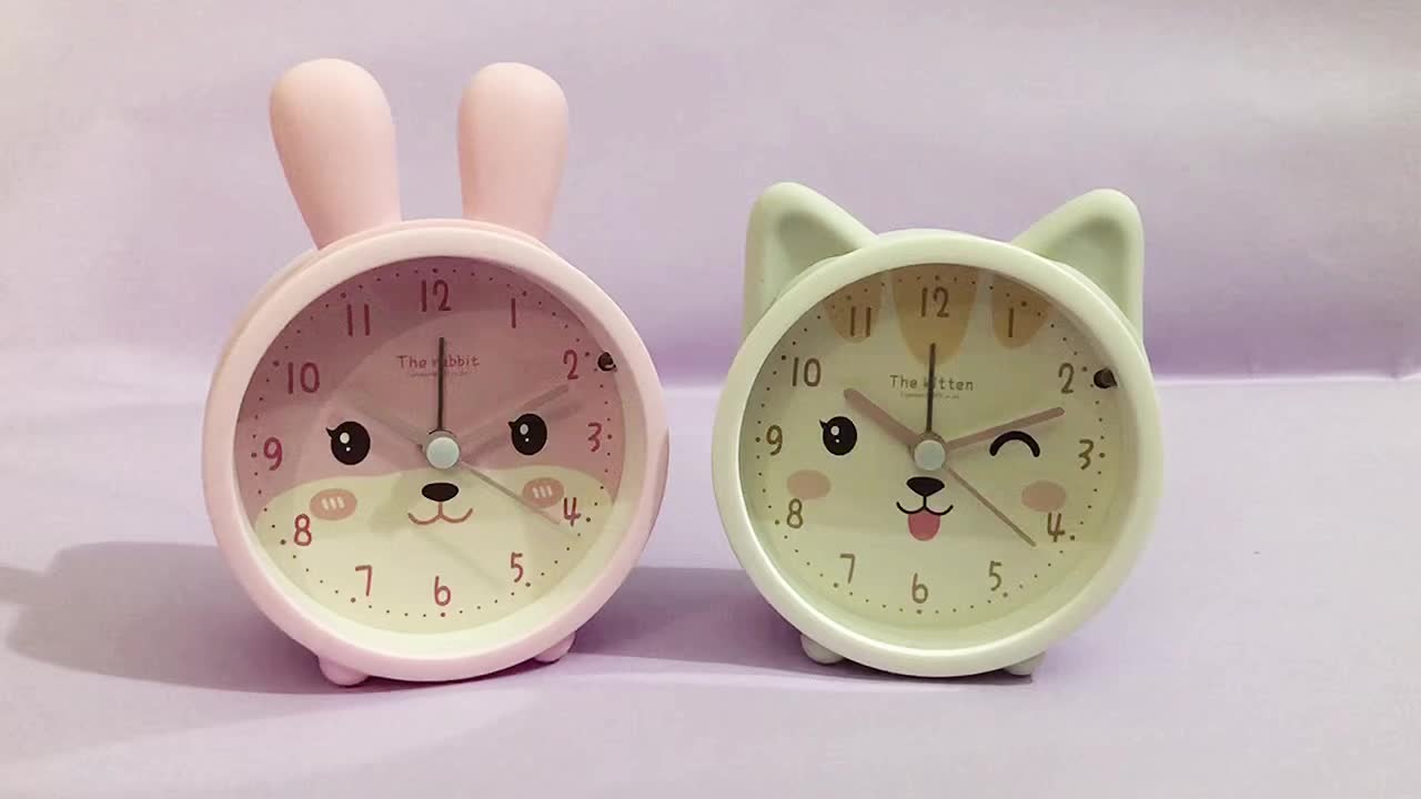 Kinderwekker met Nachtlampje – Stil, Konijnenmotief & Compact Design