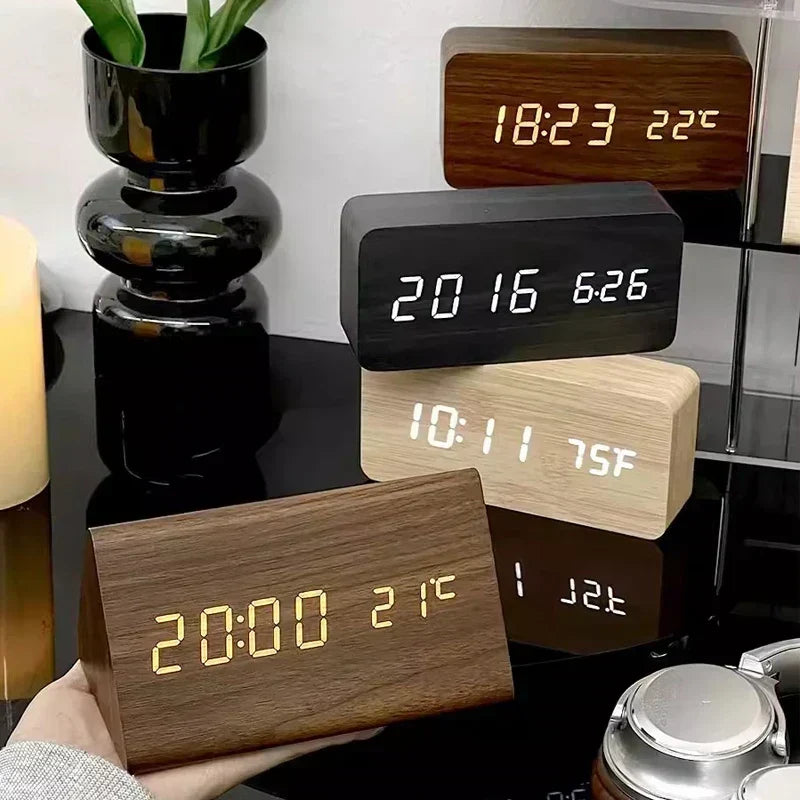 Houten LED-wekker met spraakbesturing en helderheidsregeling