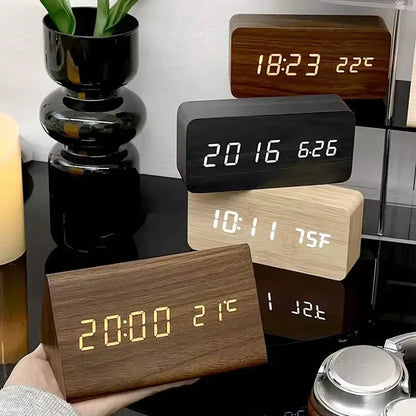 Houten LED-wekker met spraakbesturing en helderheidsregeling