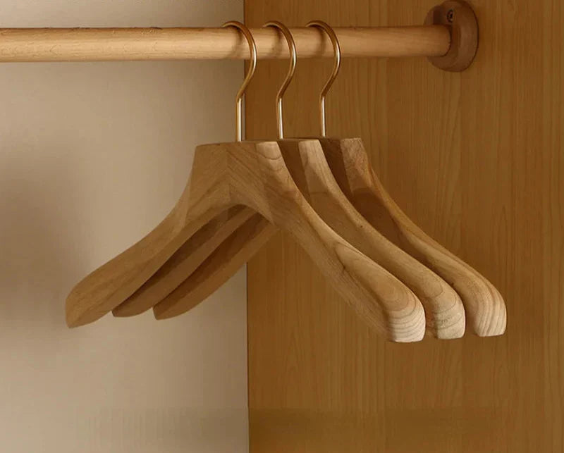 Premium Kamferhouten Kledinghangers met Brede Schouders - Set van 2