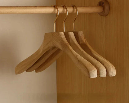 Premium Kamferhouten Kledinghangers met Brede Schouders - Set van 2