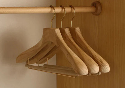 Premium Kamferhouten Kledinghangers met Brede Schouders - Set van 2