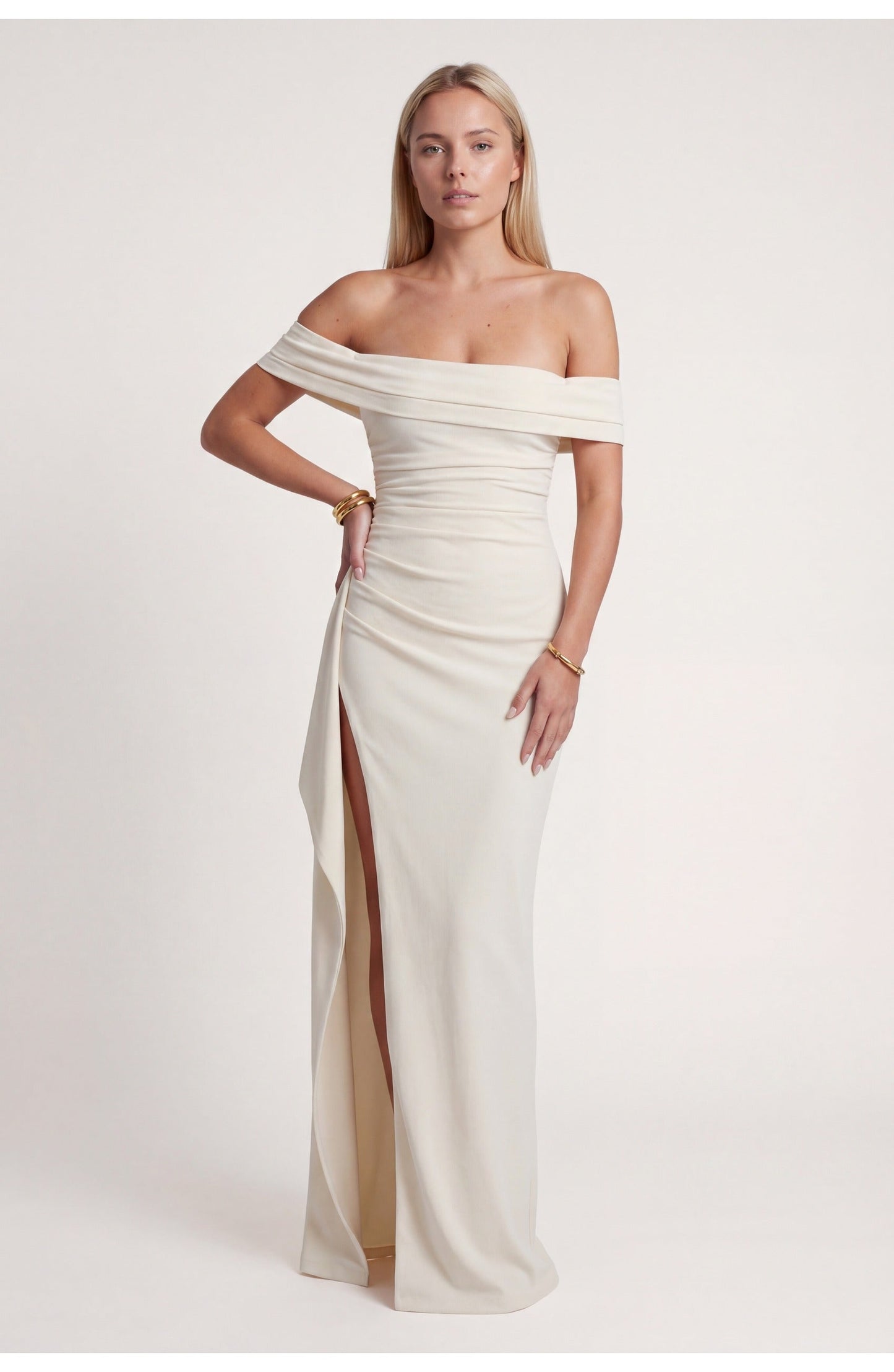 LunaÉtoile Maxi Jurk met Off-Shoulder Halslijn en Hoge Split