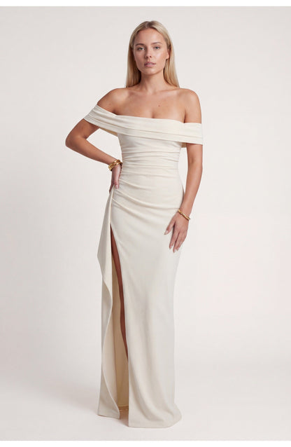LunaÉtoile Maxi Jurk met Off-Shoulder Halslijn en Hoge Split