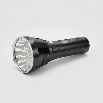 Professionele High-Performance LED-Zaklamp met Actieve Koeling | 100.000 Lumen | 2.350m Bereik | 18x CREE XHP70.2 | OLED-Display | IP68